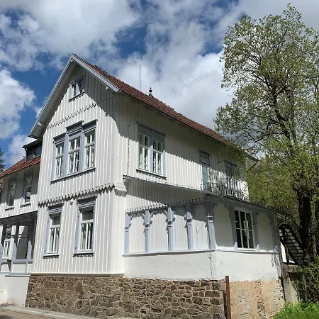 Weisse Haus Am Fluss Hahnenkopf