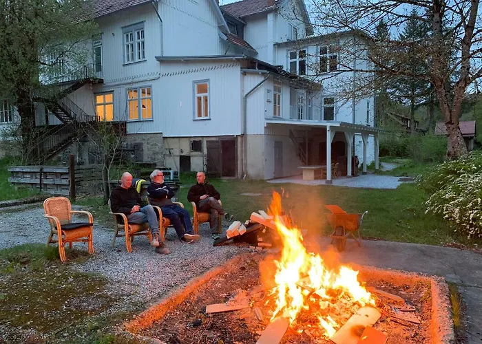 Weisse Haus Am Fluss